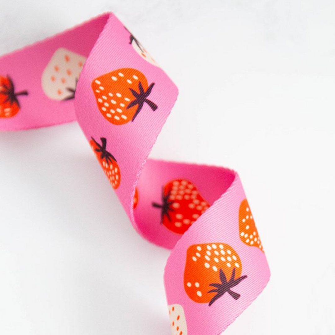 Strawberry Daisy Webbing, 1.5" wide, half yard continuous cut